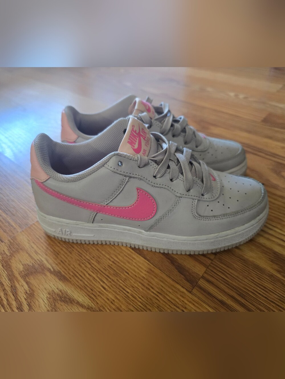 Girls Nike Air Force 1 Low Top Sneakers - Gray with Pink Swoosh Size 4.5